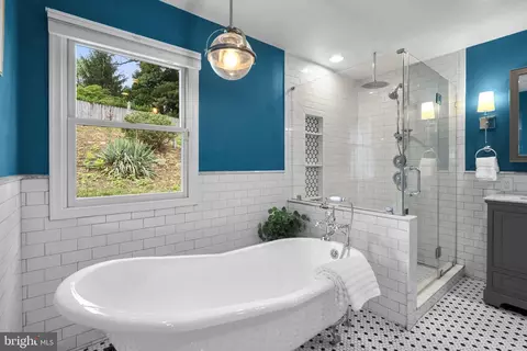 Bath - 822 Loxford Ter, Silver Spring, MD 20901 photo 3 of 5