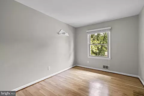 Bedroom - 822 Loxford Ter, Silver Spring, MD 20901 photo 3 of 6