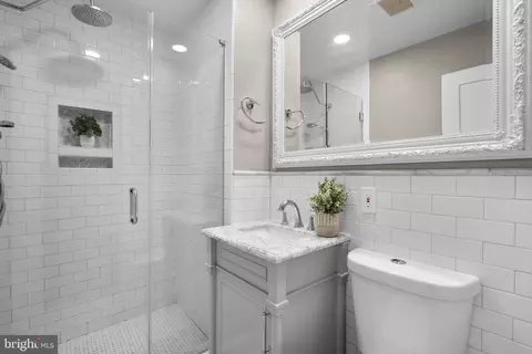 Bath - 822 Loxford Ter, Silver Spring, MD 20901 photo 4 of 5