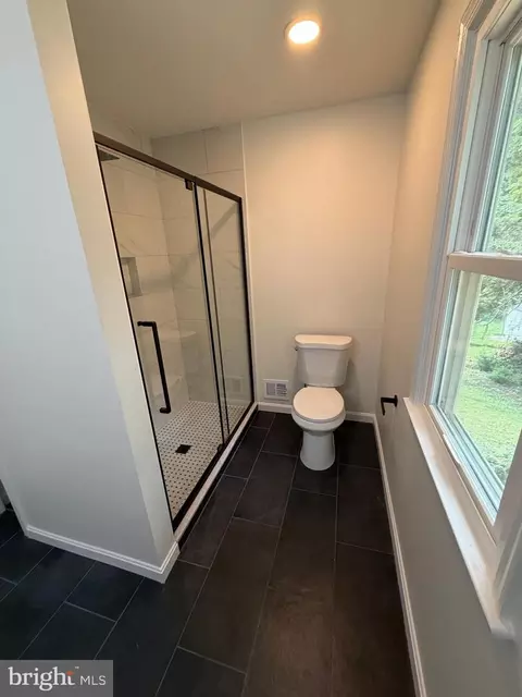 Bath - 2429 Parallel Ln, Silver Spring, MD 20904 photo 3 of 7