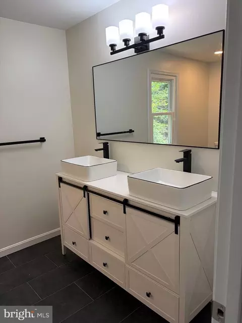 Bath - 2429 Parallel Ln, Silver Spring, MD 20904 photo 5 of 7
