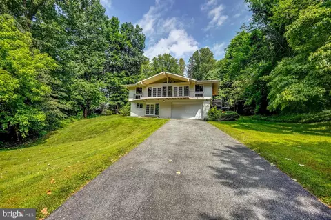 6900 Heatherhill Rd, Bethesda, MD 20817