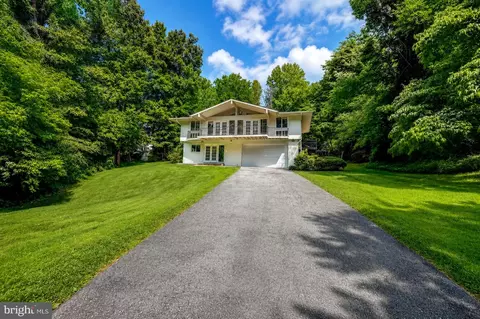 6900 Heatherhill Rd, Bethesda, MD 20817