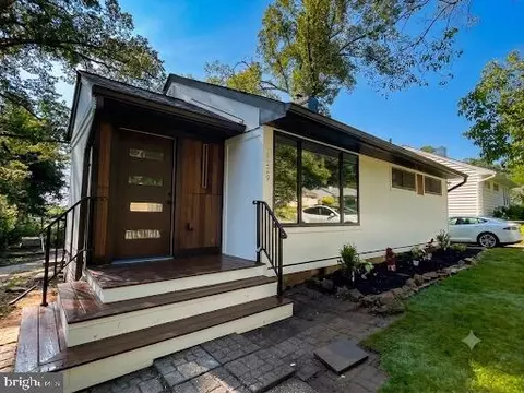 1229 Simmons Dr, Rockville, MD 20851