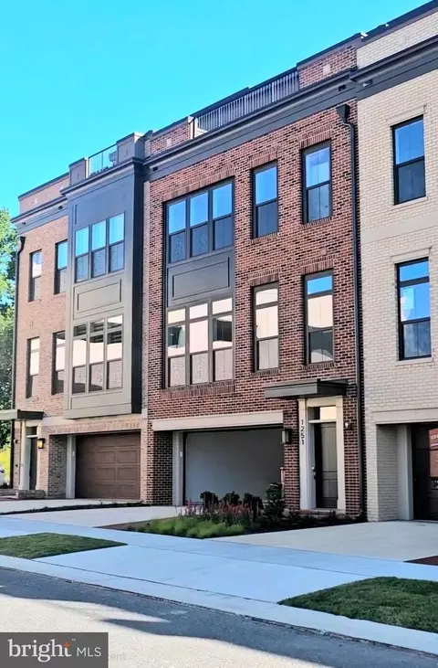 1251 Hillgate Pl, Potomac, MD 20854