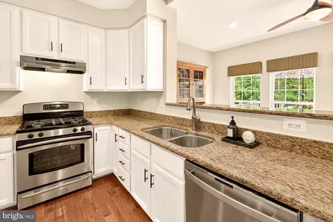 Kitchen - 16900 Hillard St, Poolesville, MD 20837 photo 4 of 5
