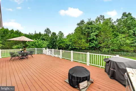 Exterior - 16900 Hillard St, Poolesville, MD 20837 photo 9 of 16