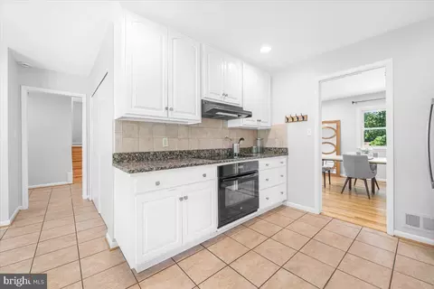 Entry Way - 1416 Chilton Dr, Silver Spring, MD 20904 photo 3 of 5