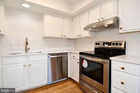 Kitchen - 101 Smoothleaf Ln, Gaithersburg, MD 20878 photo 3 of 4