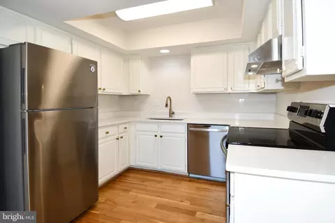 Kitchen - 101 Smoothleaf Ln, Gaithersburg, MD 20878 photo 2 of 4