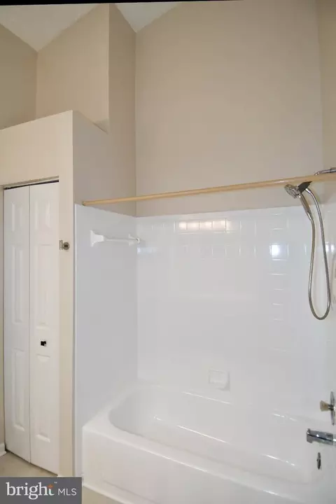 Bath - 101 Smoothleaf Ln, Gaithersburg, MD 20878 photo 3 of 4