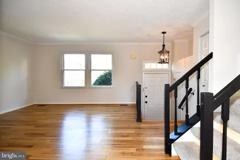 Living - 101 Smoothleaf Ln, Gaithersburg, MD 20878 photo 3 of 10