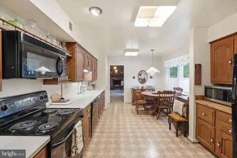 Kitchen - 17517 Skyline Dr, Ashton, MD 20861 photo 2 of 4