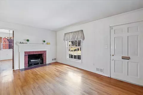 Living - 1011 W Nolcrest Dr, Silver Spring, MD 20903 photo 2 of 4