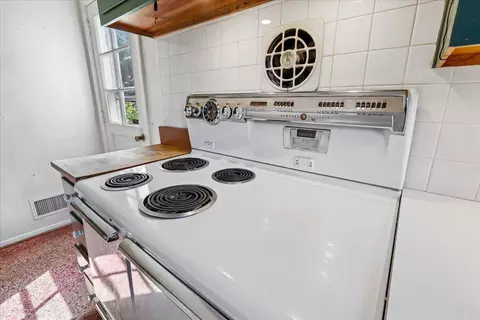 Kitchen - 1011 W Nolcrest Dr, Silver Spring, MD 20903 photo 4 of 4