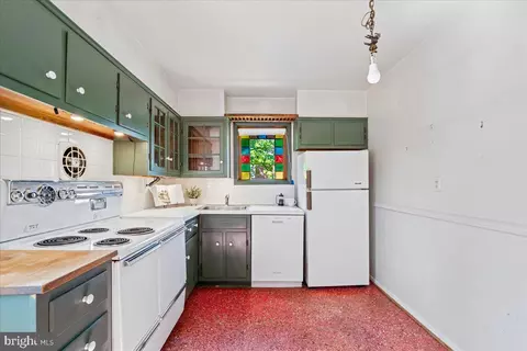 Kitchen - 1011 W Nolcrest Dr, Silver Spring, MD 20903 photo 2 of 4
