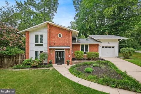 9528 Starmont Rd, Bethesda, MD 20817