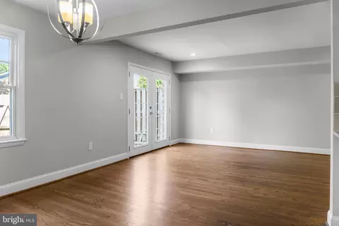 Living - 10807 Bucknell Dr #22, Silver Spring, MD 20902 photo 2 of 3