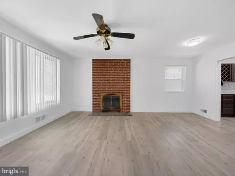 Living - 10402 Royalton Ter, Silver Spring, MD 20901 photo 3 of 4