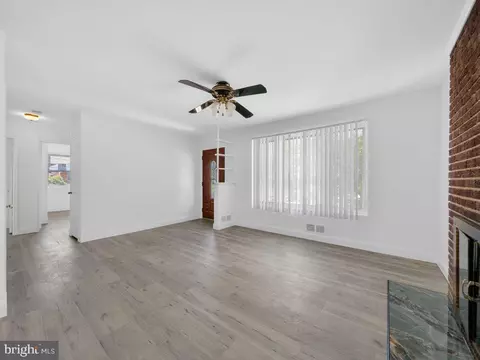 Living - 10402 Royalton Ter, Silver Spring, MD 20901 photo 2 of 4