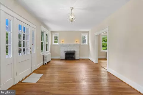Living - 9501 Colesville Rd, Silver Spring, MD 20901 photo 2 of 7