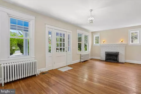 Living - 9501 Colesville Rd, Silver Spring, MD 20901 photo 4 of 7