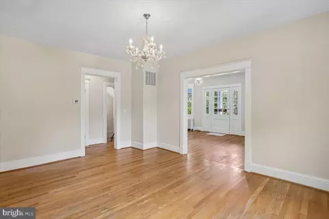 Living - 9501 Colesville Rd, Silver Spring, MD 20901 photo 6 of 7