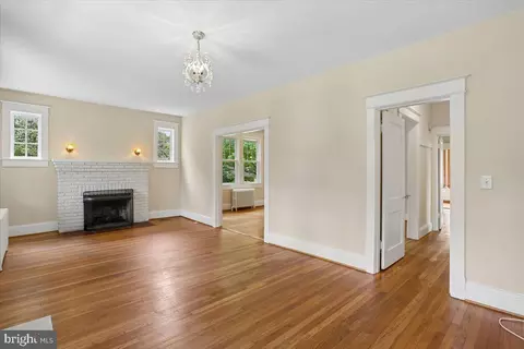 Living - 9501 Colesville Rd, Silver Spring, MD 20901 photo 3 of 7
