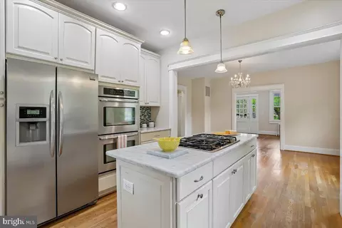 Kitchen - 9501 Colesville Rd, Silver Spring, MD 20901 photo 4 of 5