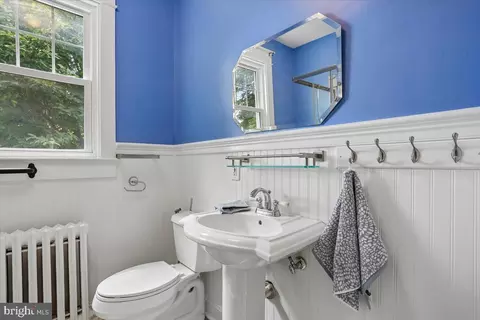 Bath - 9501 Colesville Rd, Silver Spring, MD 20901 photo 1 of 7
