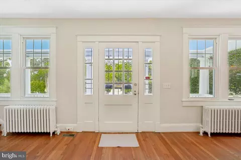 Entry Way - 9501 Colesville Rd, Silver Spring, MD 20901 photo 2 of 4