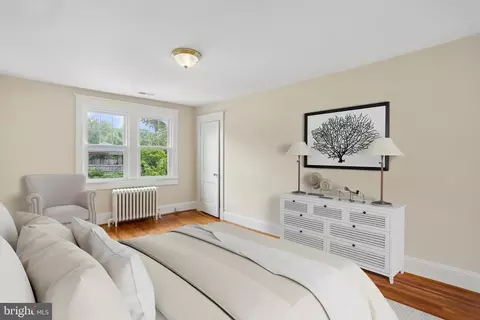 Bedroom - 9501 Colesville Rd, Silver Spring, MD 20901 photo 3 of 5