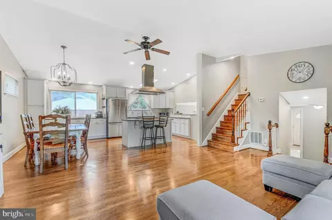 Entry Way - 919 Playford Ln, Silver Spring, MD 20901 photo 3 of 3