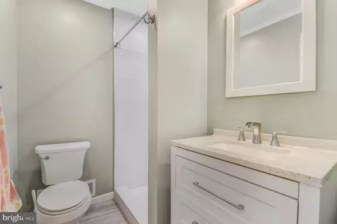 Bath - 919 Playford Ln, Silver Spring, MD 20901 photo 2 of 4