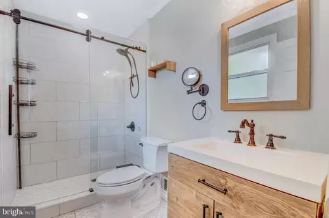 Bath - 919 Playford Ln, Silver Spring, MD 20901 photo 3 of 4
