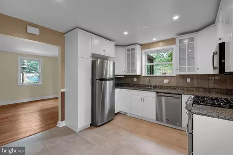 Entry Way - 3004 Dawson Ave, Silver Spring, MD 20902 photo 2 of 4