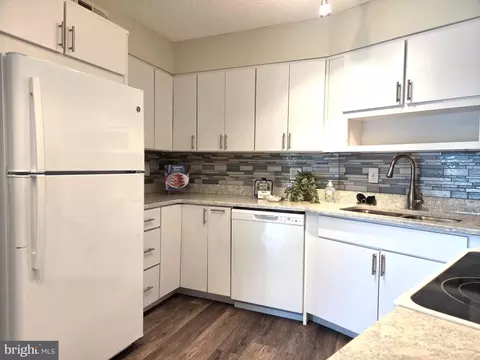Kitchen - 15107 Interlachen Dr #2-517, Silver Spring, MD 20906 photo 4 of 5