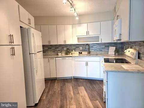 Kitchen - 15107 Interlachen Dr #2-517, Silver Spring, MD 20906 photo 3 of 5