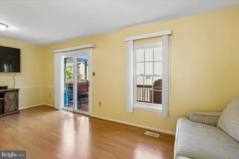 Living - 12119 Turnstone Ct #59, Silver Spring, MD 20904 photo 4 of 4