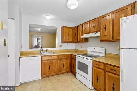 Kitchen - 12119 Turnstone Ct #59, Silver Spring, MD 20904 photo 3 of 3