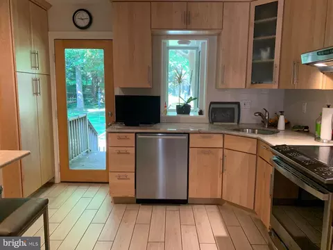 12308 Clement Ln, Silver Spring, MD 20902 photo 3