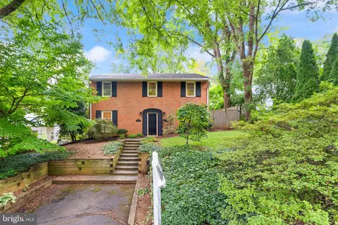 6010 Benalder Dr, Bethesda, MD 20816