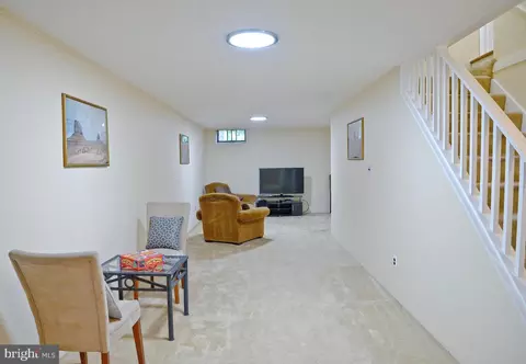Entry Way - 2124 Cherry Leaf Ln, Silver Spring, MD 20906 photo 4 of 5