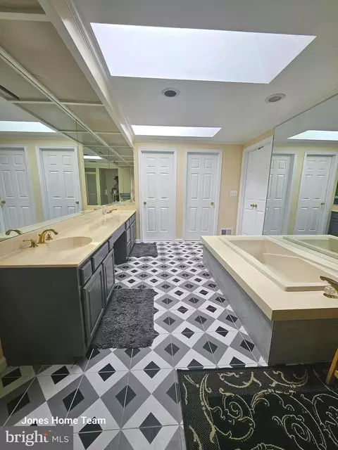Bath - 2124 Cherry Leaf Ln, Silver Spring, MD 20906 photo 2 of 2