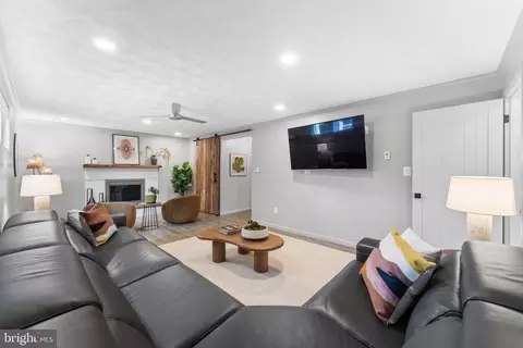 Living - 8901 1st Ave, Silver Spring, MD 20910 photo 4 of 4
