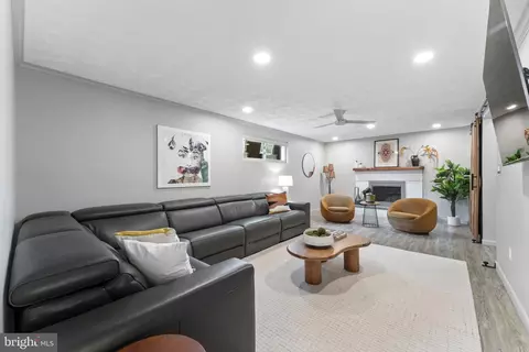 Living - 8901 1st Ave, Silver Spring, MD 20910 photo 3 of 4