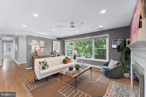 Living - 8901 1st Ave, Silver Spring, MD 20910 photo 2 of 4