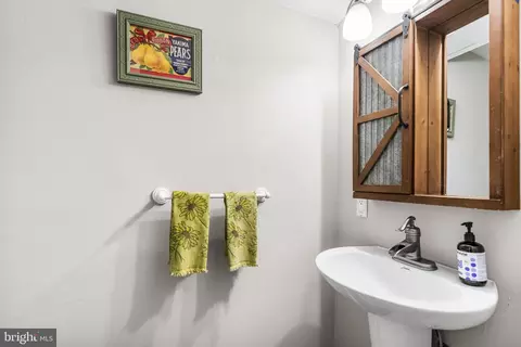 Bath - 11526 Colt Ter, Silver Spring, MD 20902 photo 3 of 3