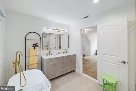 Bath - 8802 2nd Ave, Silver Spring, MD 20910 photo 1 of 4