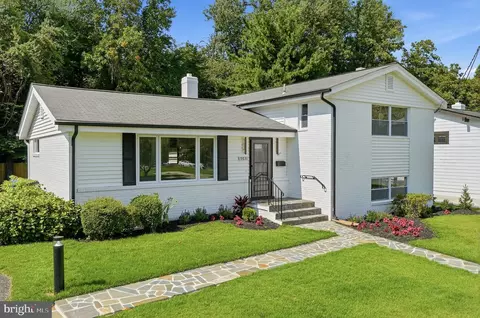 9831 Singleton Dr, Bethesda, MD 20817